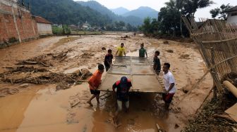 Puluhan Hewan Kurban Hanyut saat Banjir Bandang di Bogor