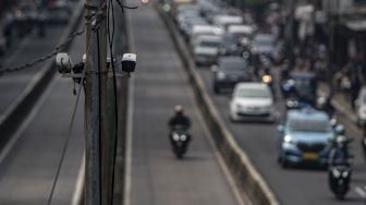 Kendaraan melintas di bawah kamera pengawas atau Closed Circuit Television (CCTV) yang terpasang di jalur bus transjakarta, kawasan Pasar Rumput, Jakarta, Kamis (23/6/2022).  ANTARA FOTO/Aprillio Akbar