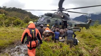 Basarnas dan TNI AU  Evakuasi Korban Kecelakaan Pesawat Susi Air di Timika