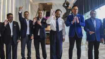 Ketua Umum Partai NasDem Surya Paloh didampingi Ketua Umum Partai Demokrat Agus Harimurti Yudhoyono didampingi jajaran petinggi kedua partai memberikan keterangan pers usai menggelar pertemuan tertutup di Kantor DPP Nasdem, Jakarta, Kamis (23/6/2022).  ANTARA FOTO/Galih Pradipta