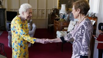 Ratu Elizabeth Tampil dengan Tangan Memar, Netizen Ramai Berasumsi