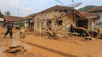 Banjir Bandang Terjang Desa Purasari Bogor