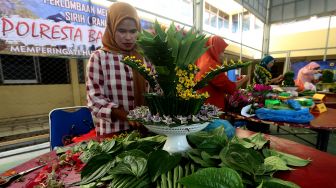 Peserta menata daun sirih saat mengikuti lomba merangkai sirih yang diselenggarakan Polresta Banda Aceh dalam rangka menyambut HUT Ke-76 Bhayangkara di Banda Aceh, Aceh, Jumat (24/6/2022).  ANTARA FOTO/Irwansyah Putra
