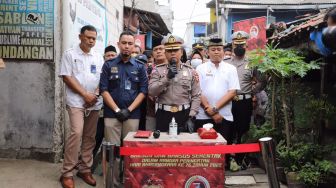 Polri Gelar Bansos ke Buruh Korban PHK Jelang HUT Bhayangkara ke-76