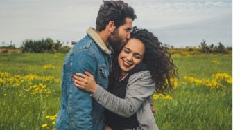 4 Hal Positif dari Kebiasaan Mencium Kening Istri, Dia Jadi Makin Sayang!