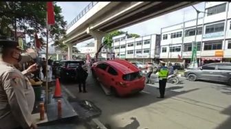 Heboh! Senjata Laras Panjang Ditemukan di Mobil Brio Merah Terparkir di Jalan Sudirman, Pemilik Mobil Masih Dicari