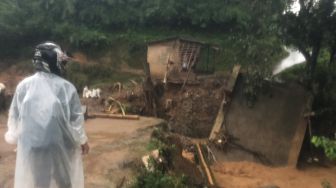 Banjir Bandang di Pamijahan Robohkan Jembatan Penghubung Kampung, Warga: Ada Suara Bergemuruh
