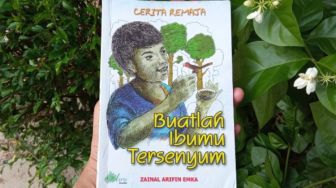 Ulasan Buku Buatlah Ibumu Tersenyum: Pentingnya Menanamkan Budaya Membaca