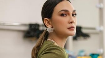 Luna Maya Pamer Potret Pakai Cardigan Crop saat Liburan di Paris, Gayanya seperti Solar MAMAMOO