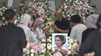 Putra dari aktris Rima Melati, Aditya Tumbuan (kedua kanan) memberi salam kepada para pelayat di Rumah Duka Rumah Sakit Pusat Angkatan Darat (RSPAD) Gatot Soebroto, Jakarta, Jumat (24/6/2022). ANTARA FOTO/M Risyal Hidayat
