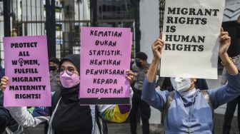 Sejumlah pengunjuk rasa yang tergabung di Koalisi Buruh Migran Berdaulat (KBMB) melakukan aksi di depan Kedutaan Besar Malaysia, Jakarta, Jumat (24/6/2022). ANTARA FOTO/Galih Pradipta
