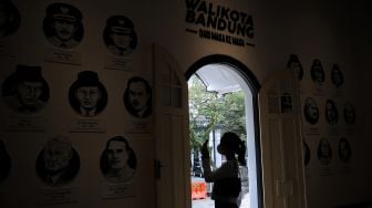 Pengunjung memotret sebuah sudut yang menampilkan sejarah heritage di Museum Kota Bandung, Jawa Barat, Jumat (24/6/2022). ANTARA FOTO/Raisan Al Farisi