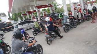 Kendaraan bermotor antre untuk mengisi bahan bakar minyak (BBM) jenis Pertalite di SPBU Imam Bonjol, Palangka Raya, Kalimantan Tengah, Jumat (24/6/2022). ANTARA FOTO/Makna Zaezar