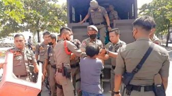 Ngamuk Ditertibkan, PKL Pantai Padang Serang Satpol PP Pakai Sajam hingga Kayu: Ada yang Dicekik Pedagang