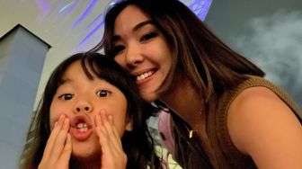 5 Momen Gisella Anastasia dan Putrinya Liburan di Singapura, Gempi Sudah Tidak Manja Lagi