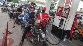 Petugas mengisi bahan bakar minyak (BBM) jenis Pertalite ke sepeda motor konsumen di SPBU Imam Bonjol, Palangka Raya, Kalimantan Tengah, Jumat (24/6/2022). ANTARA FOTO/Makna Zaezar
