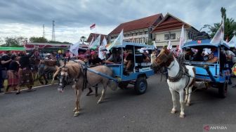 Unik! Pebalap MXGP dan MX2 Seri Indonesia Diarak Menaiki Cidomo