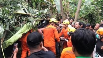Diduga Alami Rem Blong, Truk Kontainer Masuk Jurang di Ngaliyan Semarang