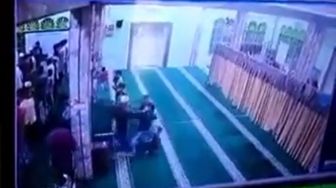 Viral! Video Bapak-bapak Marah dan Dorong Sekumpulan Anak di Dalam Masjid Hingga Terjungkal, Netizen Berang