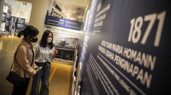 Pengunjung melihat sebuah sudut yang menampilkan sejarah Bandung Awal Mula di Museum Kota Bandung, Jawa Barat, Jumat (24/6/2022).  ANTARA FOTO/Raisan Al Farisi
