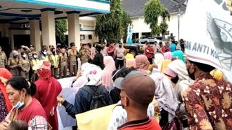 Dana BLT Tak Cair 6 Bulan, Warga Desa Paduraksa Demonstrasi ke Bupati Lahat