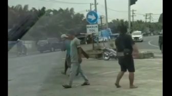 Viral 2 Pria Gelut Bebas di Jalan Tol: Tuhan Ciptakan Tangan dan Kaki Buat Baku Hantam