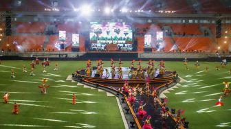 Sejumlah penari membawakan tarian kolosal saat pembukaan Puncak Perayaan HUT ke-495 tahun Jakarta di Jakarta International Stadium (JIS), Jakarta, Sabtu (25/6/2022). [Suara.com/Alfian Winanto]
