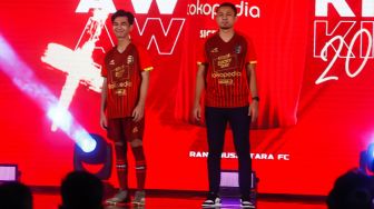 Para model tampil mengenakan jersey saat acara peluncuran jersey baru RANS Nusantara FC untuk musim 2022-2023 di Jakarta, Jumat (24/6/2022). [Suara.com/Alfian Winanto]