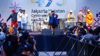 Penyanyi Saykoji menghibur pengunjung di Jakarta International Stadium (JIS), Sunter, Jakarta Utara, Sabtu (25/6/2022). [Suara.com/Alfian Winanto]