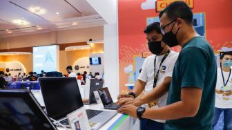 Pengunjung melihat-lihat beragam produk di booth Denka Pratama dalam pameran teknologi Indocomtech di JCC Senayan, Jakarta Pusat, Sabtu (25/6/2022). [Suara.com/Alfian Winanto]