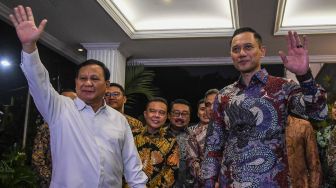 Ketua Umum Partai Gerindra Prabowo Subianto (kiri) bersama Ketua Umum Partai Demokrat Agus Harimurti Yudhoyono (kanan) didampingi sejumlah pimpinan partai memberikan keterangan pers usai melakukan pertemuan tertutup di Kertanegara, Jakarta, Jumat (24/6/2022). [ANTARA FOTO/Galih Pradipta/foc]