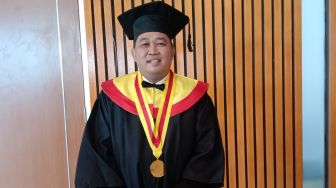 Selesaikan Kuliah S-1 Hukum di UMS 30 Tahun, Boyamin Saiman Terharu dan Berkaca-kaca Saat Diwisuda