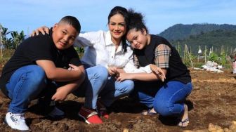 Krisdayanti Blusukan Bareng Petani di Ladang, Sepatunya Jadi Sorotan