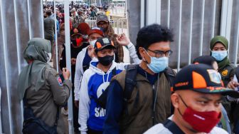 Warga mengantri untuk masuk ke Jakarta International Stadium (JIS), Sunter, Jakarta Utara, Sabtu (25/6/2022). [Suara.com/Alfian Winanto]