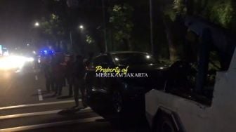 Viral Tabrak Lari Pejalan Kaki, Sopir CRV Diamankan Driver Ojol di Patal Senayan