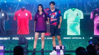Para model tampil mengenakan jersey saat acara peluncuran jersey baru RANS Nusantara FC untuk musim 2022-2023 di Jakarta, Jumat (24/6/2022). [Suara.com/Alfian Winanto]
