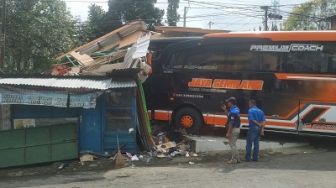 Braaak!! Diduga Rem Blong, Bus Pariwisata Tabrak Warung di Tawangmangu, Ini Kronologinya
