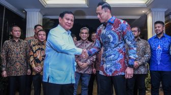 Ketua Umum Partai Gerindra Prabowo Subianto (kiri) berjabat tangan dengan Ketua Umum Partai Demokrat Agus Harimurti Yudhoyono (kanan) usai melakukan pertemuan tertutup di Kertanegara, Jakarta, Jumat (24/6/2022). [ANTARA FOTO/Galih Pradipta/foc]