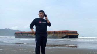 Duh! Dihantam Gelombang Tinggi, Tongkang Tanpa Muatan Terdampar di Pantai Jetis Kabupaten Cilacap