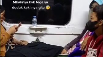 Angkat Kaki di Kursi Penumpang Kereta Api, Wanita Ini Dihujat Warganet: Manusia yang Tidak Memiliki Adab