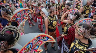 Sejumlah penari mementaskan Tari Gatotkaca secara massali saat kegiatan Hari Bebas Kendaraan Bermotor atau Car Free Day (CFD) di Solo, Jawa Tengah, Minggu (26/6/2022). ANTARA FOTO/Maulana Surya