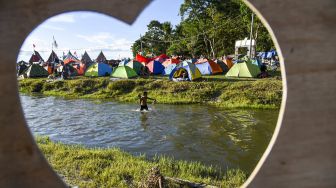 Suasana festival 1000 Tenda Kaldera di Desa Meat, Balige, Toba, Sumatera Utara, Sabtu (25/6/2022). ANTARA FOTO/Fransisco Carolio