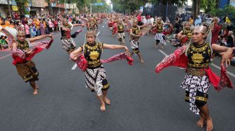 Sejumlah penari mementaskan Tari Gatotkaca secara massali saat kegiatan Hari Bebas Kendaraan Bermotor atau Car Free Day (CFD) di Solo, Jawa Tengah, Minggu (26/6/2022). ANTARA FOTO/Maulana Surya