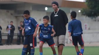 Isi "Choaching Clinic" Pemain Sepak Bola Muda Indonesia, Ronaldinho Ingatkan Hal Ini Agar Tim Sukses