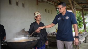 Menparekraf Sandiaga Uno Beri Dukungan UMKM dan Dalang Cilik di Lombok