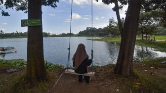 Pengunjung bermain ayunan di kawasan wisata Gunung Jae di Desa wisata Sedau, Kecamatan Narmada, Lombok Barat, NTB, Minggu (26/6/2022). ANTARA FOTO/Ahmad Subaidi
