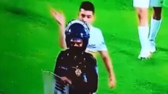 Video Viral Detik-detik Polisi Dibuat Melongo saat Kena Pukul di Kepala oleh Pesepak Bola