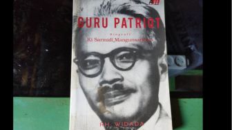 Ulasan Buku Guru Patriot, Biografi Ki Sarmidi Mangunsarkoro