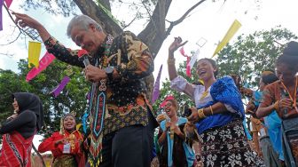 Gubernur Jawa Tengah Ganjar Pranowo (kiri) menari bersama peserta dari provinsi NTT saat membuka Borobudur Student Festival 2022 di Canisio Art Centre Borobudur, Magelang, Jawa Tengah Senin (27/6/2022). ANTARA FOTO/Anis Efizudi