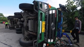 Rem Blong, Truk Kontainer Terguling di Simpang Solidaritas Boyolali